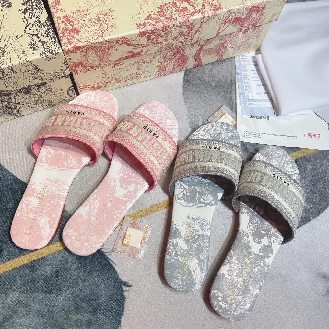 👟👟Ex-factory price 300👟👟 Dior women’s DWAY embroidered half-flops! Flat-soled slippers with letters for street wear. This year, Dor went crazy and changed designers. The whole style changed. Those who liked them quickly grabbed a pair as soon as possible! This knitted embroidered slipper is not just ordinary, comfortable and beautiful. It is a new series of three-dimensional letter embroidered slippers with a very stylish style. It is made with Dior Logo woven canvas embroidery technology! Fashionable touch! Flat slippers are classic, high-quality and glamorous masterpieces. The most popular spring and summer series in the counter are both temperamental, fashionable, classic and attractive. The design style is particularly beautiful on the feet∽ Whether it is a beach vacation or daily wear, it is absolutely full of freshness! ❤️Density embroidery, exquisite ogo texture and delicate lambskin midsole are super comfortable! This must-have item for summer, whether it is a beach vacation or daily wear, it is definitely full of freshness! Made in China with rubber sole and colorful hard box packaging, the high-end and luxurious feel is clear at a glance! Code number: 35——40 41 42 customized color, black, pink, gray